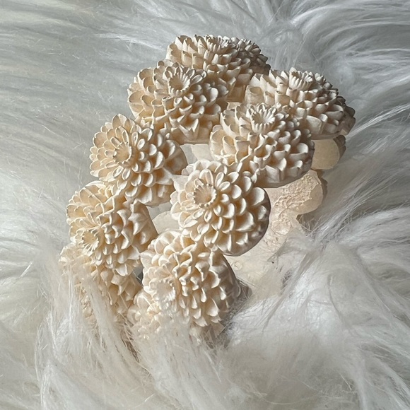 🤍 Faux Coral Flower Hinged Bracelet 🤍 - Picture 8 of 10